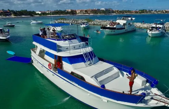 60ft Hatteras Yacht Charter in Tulum Playa del Carmen & Akumal