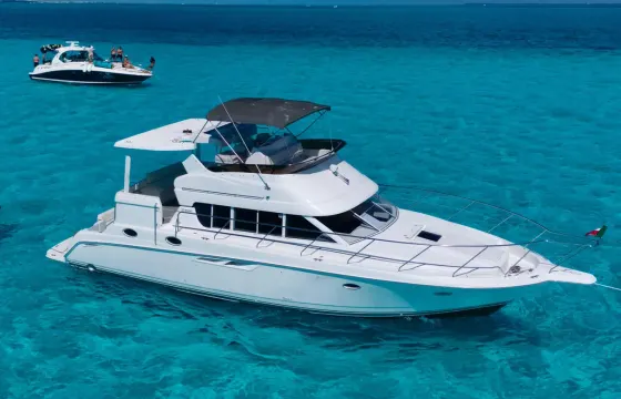 Luxury Yacht Silverstone 45 for small groups in Cancún, Quintana Roo