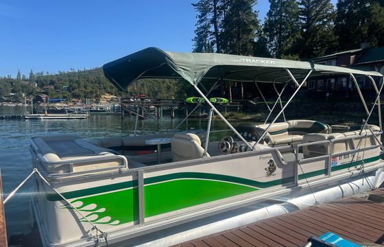 Pontoon Boat 25ft Sun Tracker Party Barge for 14 passengers on Bass Lake