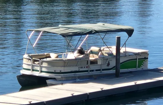 Pontoon Boat 25ft Sun Tracker Party Barge for 14 passengers on Bass Lake