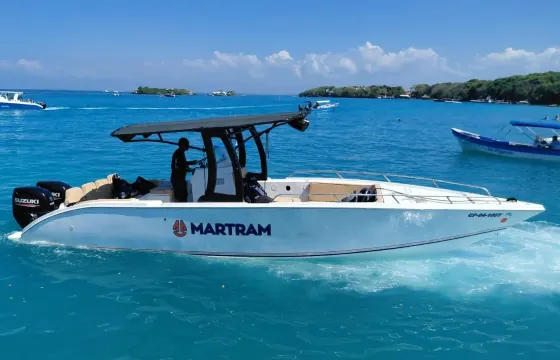 Tour Rosario and Cholón Islands Plan with 34ft Donzi Center Console