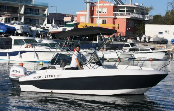 Selva 570 Elegance Powerboat for Rent in Setúbal!