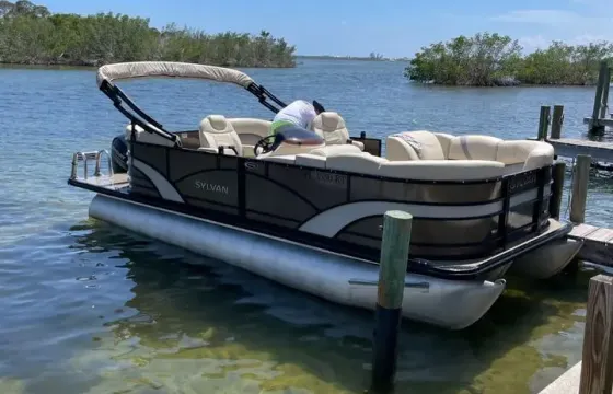 Best priced 24ft LUXURY TriPontoon Boat rental Southwest Florida. Captain avail