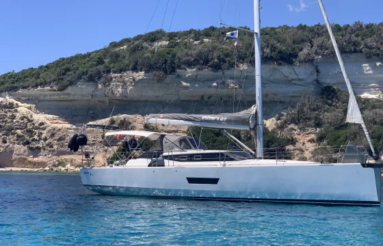 COME AND SAIL ON THIS BEAUTIFUL ELAN MONOHULL BUILT FOR PERFORMANCE AND COMFORT