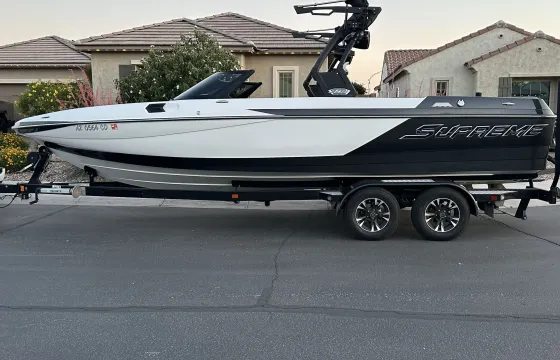 Supreme S238 Wakeboat with Captain, lake toys and fuel included!!!