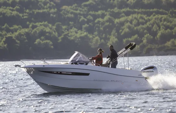 23' Atlantic Marine Sun Cruiser Elaphiti island private tour
