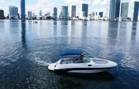 26’ Sea Ray Sundeck for 11 people, In Miami, Florida