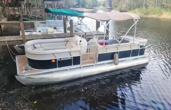 2009 Crest 22ft Pontoon Boat for Rental in Lake Wales Florida