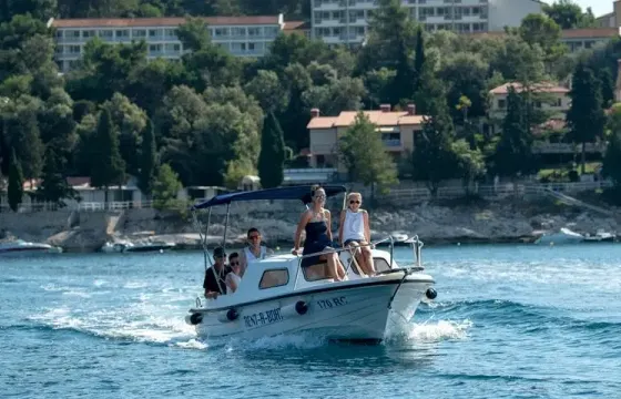 Cruise Aboard the Dalmatinka 20' Powerboat in Croatia