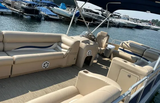 Cruise and party!!! 22ft Harris Pontoon on Lake Norman