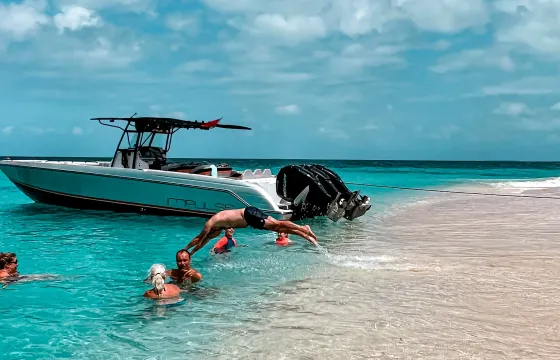 HALF DAY around St Maarten/St Martin. DONZI 38