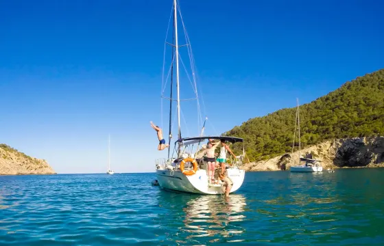 Sail and swim in Barcelona, during the day or for sunset time