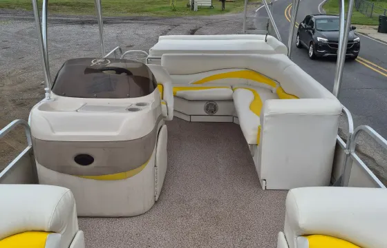 22ft Sun Tracker Regency w/new upholstery and carpet. 140hp Inboard