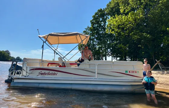 21ft Sweetwater Pontoon Rental on Lake Norman for Family Fun