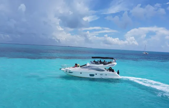 TATICH | Cuising trough the Mexican Caribean stylish with the Azimut 47ft Yacht.