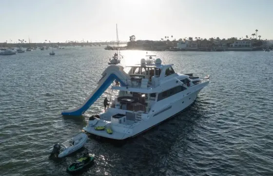 100' Newport Super Yacht with Trampoline