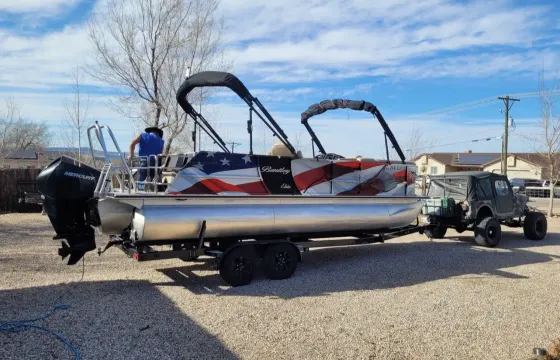 Sandhollow/Panguitch - 21' Bentley Tritoon 200 Hp Mercury Tube/Wakeboard Ready!