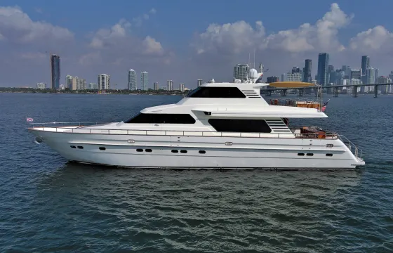 82ft Horizon Yacht with Expansive Deck Space in Miami