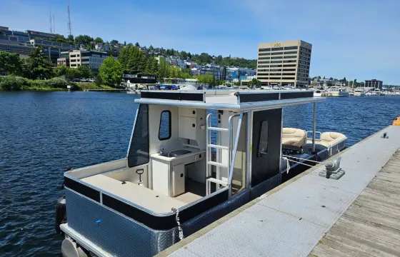 33ft Party Barge! Super spacious! Up to 12 people $200 hr BBQ, BATHROOM