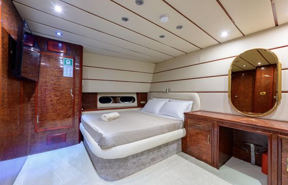 32 meter mega luxury 5 double cabin