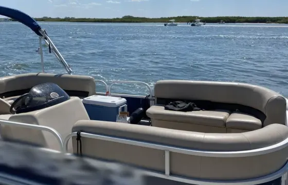 18ft Suntracker Party Barge!! Lounge On the Water Pontoon Boat!