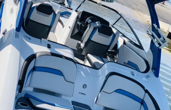 New Amazing Yamaha 242x Luxury E-Series - Delivered to a Boat Ramp Near You!
