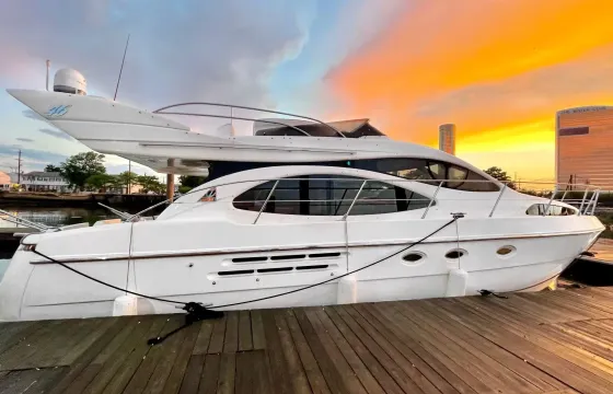 Luxurious 50ft Italian Azimut Flybridge Yacht - Downtown Montréal