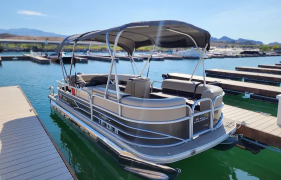 Easy Cruise on Sun Tracker 20DLX Party Barge in Lake Havasu