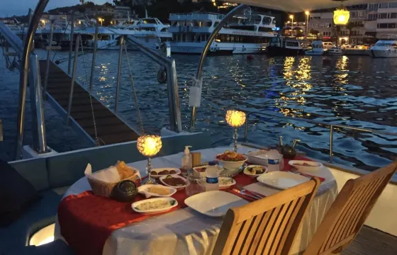 10 Person Motor Yacht Rental in İstanbul, Turkey