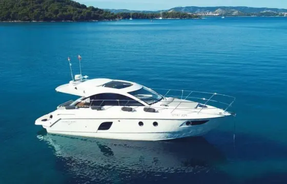 38ft Beneteau Gran Turismo Motor Yacht Rental in Côte d'Azur, France