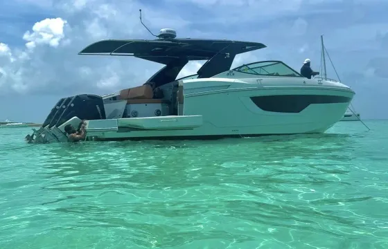 Luxury 40’ Yacht Experience – Nassau & Beyond!