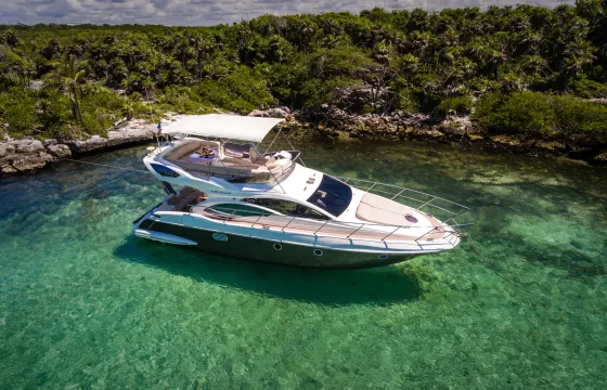 Private Luxury Yacht Riviera Maya: 43’ Azimut with VIP Meal & Open Bar