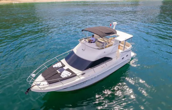Lovely Sea Ray 40ft Yacht for Cruising and Relax.