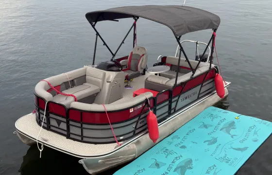 VIP Pontoon Boat | Bachelorettes Love the Vibe, Music & Captain