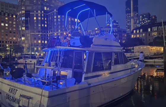 Family and friends Cruises with Bayliner 3270 Motor Yacht
