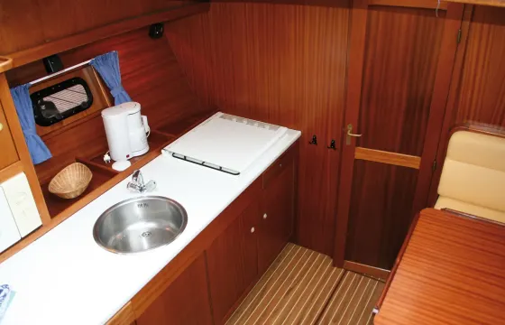 34' Vri-Jon Contessa 1040 Motor Yacht Charter in Drachten, Netherlands