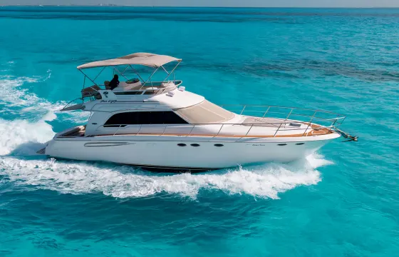 51ft Sea Ray Flybridge Yacht in Cancún – Private Charter for Up to 25 Guests
