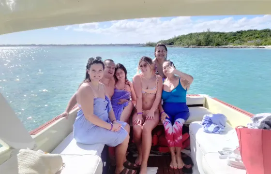 Rent 25' Bertram Powerboat for sightseeing, snorkeling and fishing in Nassau