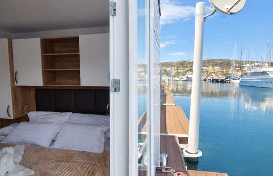36' Trimaran Luxury Floating Houseboat – Private Escape with Jacuzzi