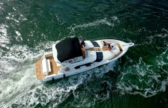46ft Flybridge SeaRay Motor Yacht Rental in Cancún, Super Spacious!