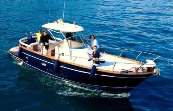 Rent this 31ft Victoria Motor Yacht - Gioielli Del Golfo / Jewels of the Gulf