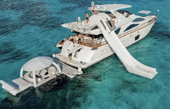 Azimut 80’ Luxury Yacht with Water Slide in Cancún - Visit Isla Mujeres!