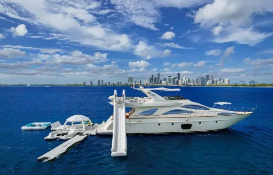 Charter the 80' Luxury Azimut Magic-Yacht in Cancún