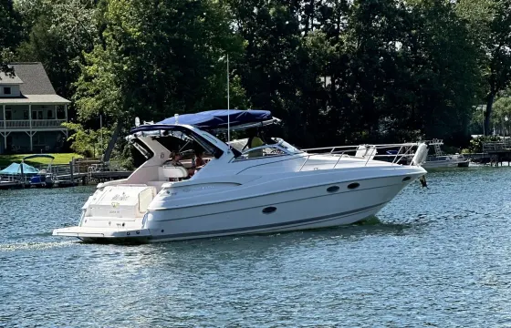 36ft Regal 3560 Sports Yacht on Lake Norman