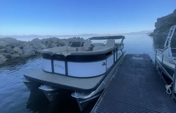 2022 Manniutou Aurora 23' Tritoon in Glenbrook