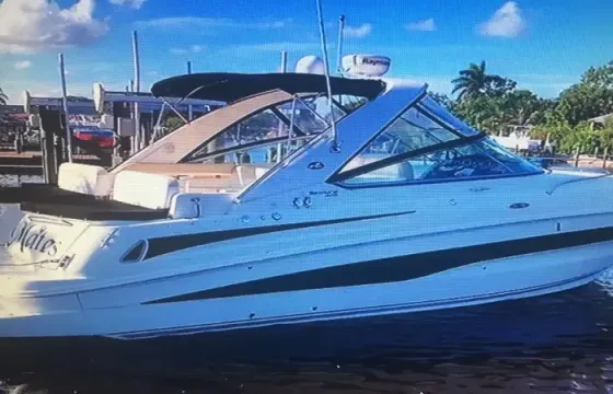 Perfect Comfortable Sea Ray 370 Venture Powerboat for Daily Charter in Stuart