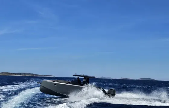 Phantom 9.0 T Top,  Location Split, Milna, Day Cruiser, Cabin, Speed 36 Knots