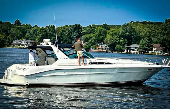 Chicago Lake Michigan Yacht Charter aboard 43' Sea Ray Sundancer w/ Captain Kev