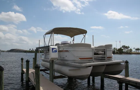 Pontoon Boat Starcraft Tritoon140HP Rental with Bluetooth Soundsystem