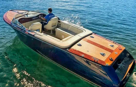 Comitti 24 Venezia-Elegance: A Classic Masterpiece on Lake Como